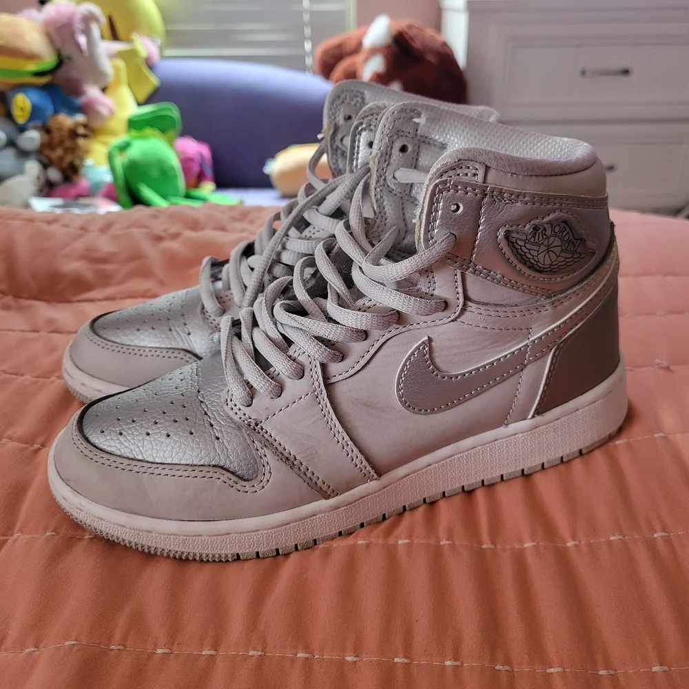 Nike Kids Silver and Gray High-Top Jordan 1s Size: 3.5Y - Picture 5 of 7